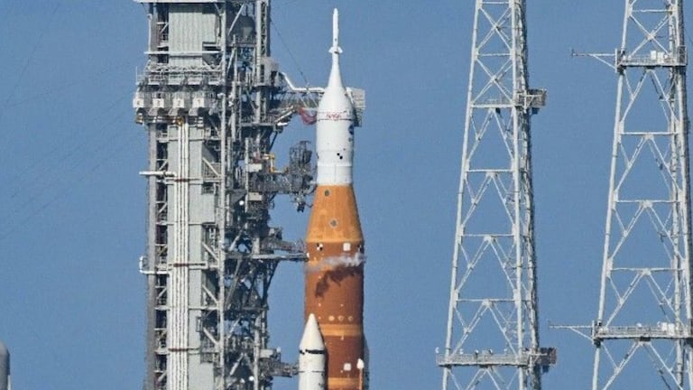 En una jornada histórica para la exploración espacial, la misión Artemis II despegó con éxito este 1 de abril desde el Centro Espacial Kennedy.