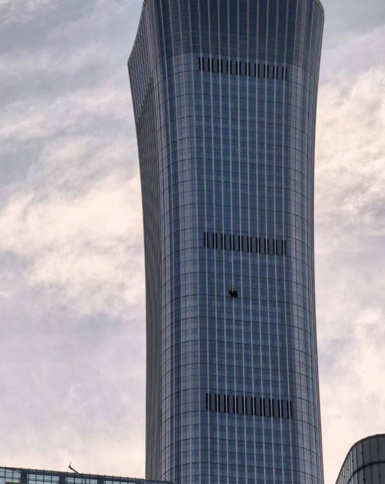 Una avioneta se estrelló contra el China Zun, el edificio más alto de Pekín, provocando daños visibles en la fachada acristalada y un amplio despliegue de emergencia.