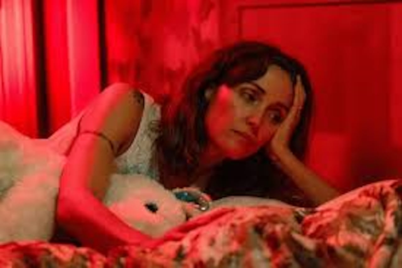 "Si tuviera piernas, te patearía" (título original: If I Had Legs I’d Kick You) es un drama psicológico con toques de humor negro escrito y dirigido por Mary Bronstein.