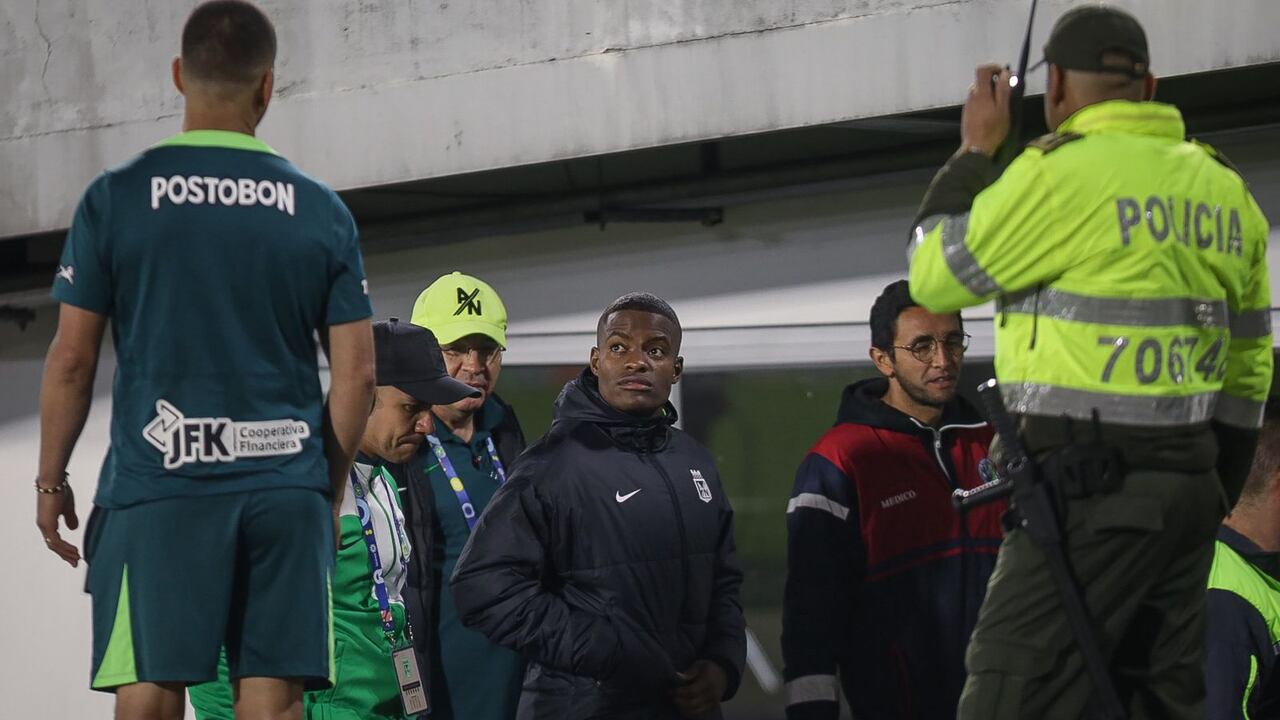 Andrés Felipe Román después de desmayo que sufrió en el partido entre Independiente Santa Fe y Atlético Nacional.