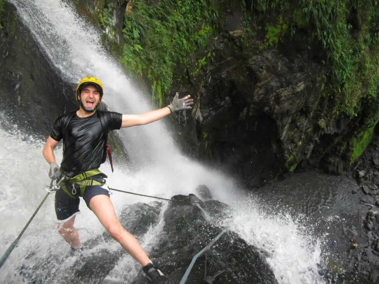 Practicando torrentismo en una cascada