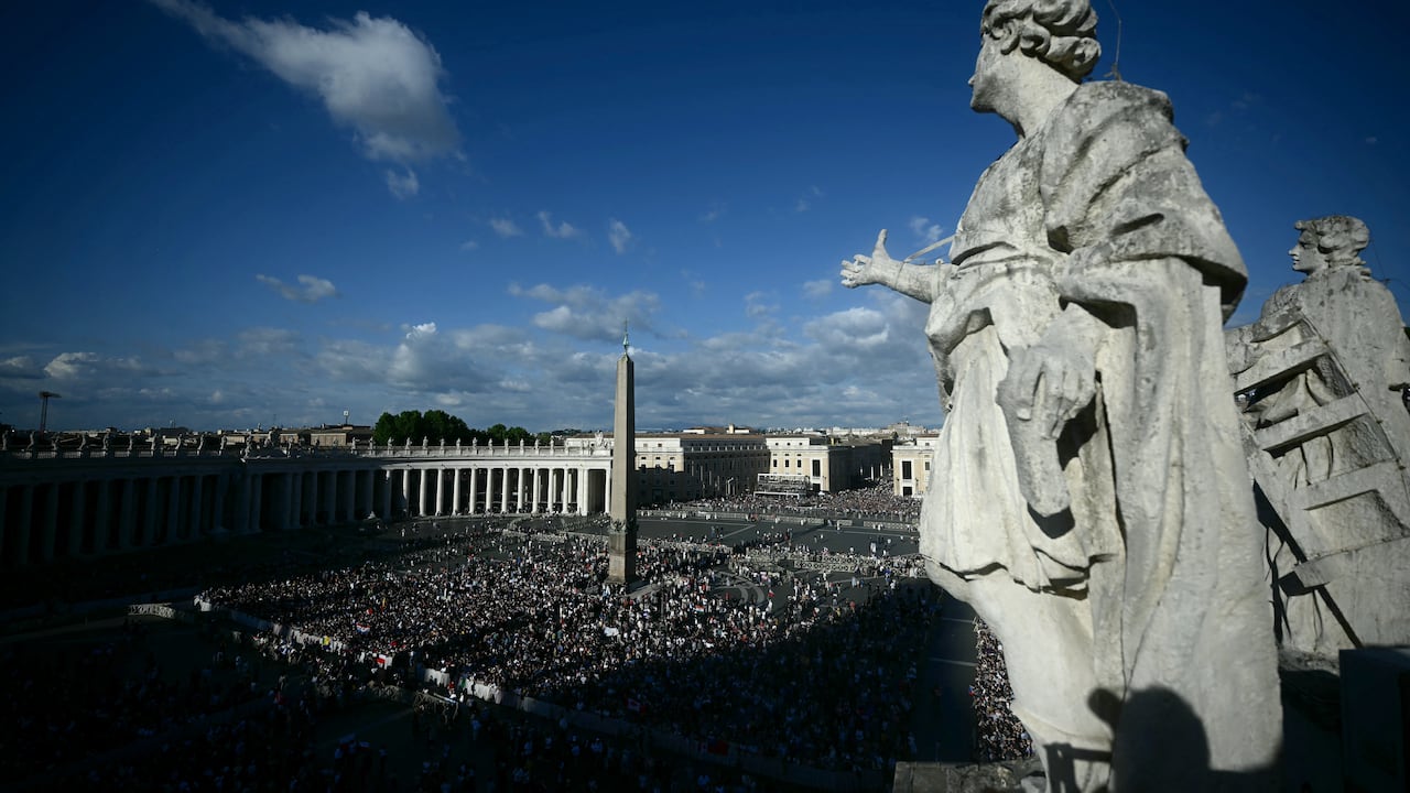 Miles de fieles esperan por el nombre del nuevo Papa.