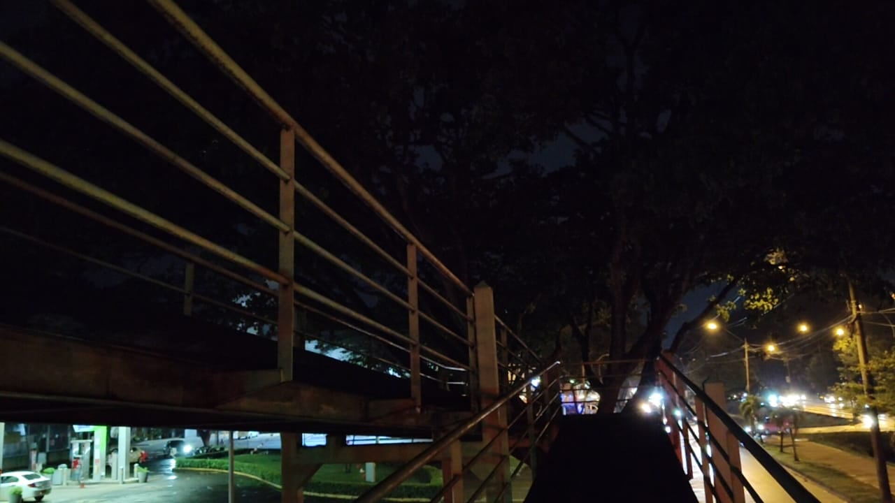 Usuarios frecuentes del puente peatonal entre El Ingenio y Ciudadela Comfandi piden una intervención urgente para mejorar la visibilidad y la seguridad en la zona.