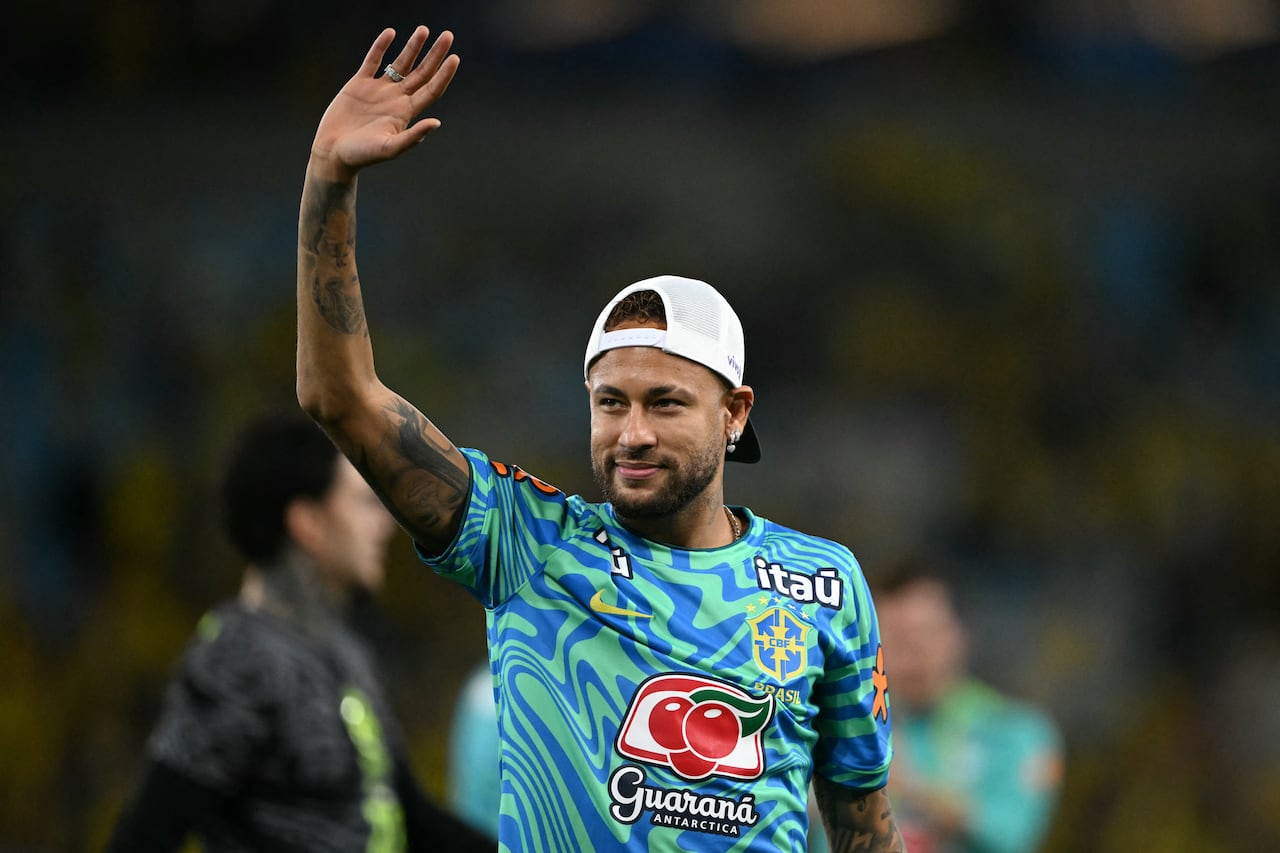 El delantero brasileño Neymar saluda a los aficionados al finalizar el partido amistoso internacional entre Brasil y Panamá en el estadio Maracaná de Río de Janeiro, Brasil, el 31 de mayo de 2026. (Foto de Mauro PIMENTEL / AFP)