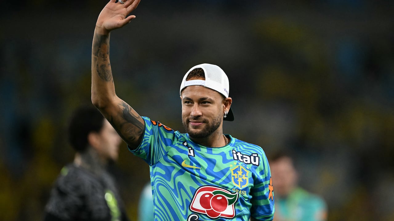 El delantero brasileño Neymar saluda a los aficionados al finalizar el partido amistoso internacional entre Brasil y Panamá en el estadio Maracaná de Río de Janeiro, Brasil, el 31 de mayo de 2026. (Foto de Mauro PIMENTEL / AFP)
