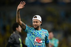 El delantero brasileño Neymar saluda a los aficionados al finalizar el partido amistoso internacional entre Brasil y Panamá en el estadio Maracaná de Río de Janeiro, Brasil, el 31 de mayo de 2026. (Foto de Mauro PIMENTEL / AFP)