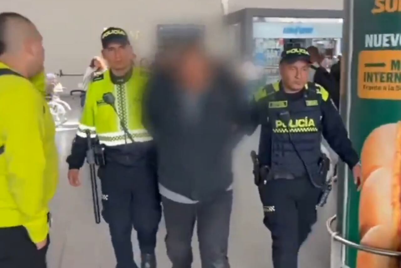 Ciudadana chilena fue víctima de un intento de robo cuando se desplazaba entre el puente aéreo de Bogotá y el aeropuerto internacional El Dorado, por dos hombres que se hicieron pasar por el CTI. Autoridades investigan.