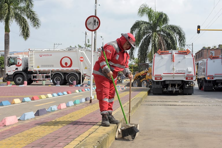 Empresa VEOLIA Entregó 6 Vehículos a la Alcaldía.