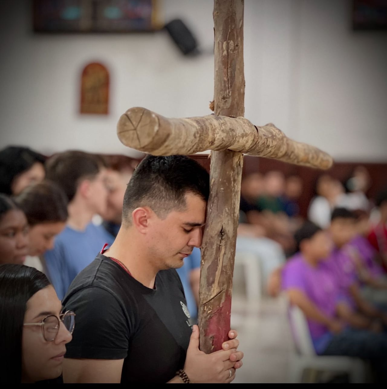 El aumento de jóvenes en grupos parroquiales, la fuerza de la comunidad y el auge de nuevos referentes digitales explican el resurgir de la fe católica entre la Generación Z en Cali y en el mundo.