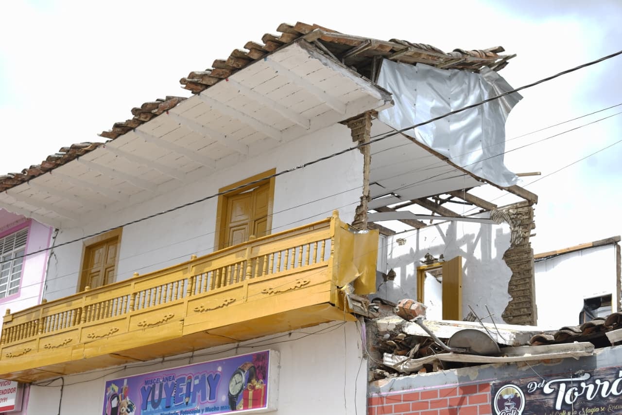 Más de 700 viviendas resultaron destruidas en el municipio de Versalles tras el terremoto.