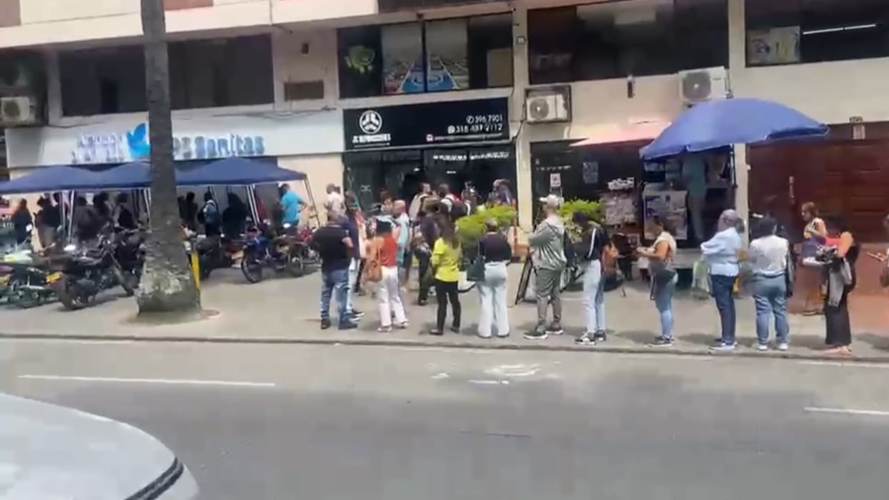 La concentración de usuarios desde la madrugada también ha generado quejas por el ruido, las discusiones durante las filas y las dificultades para transitar por los alrededores de la sede.