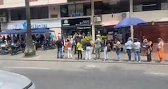 La concentración de usuarios desde la madrugada también ha generado quejas por el ruido, las discusiones durante las filas y las dificultades para transitar por los alrededores de la sede.