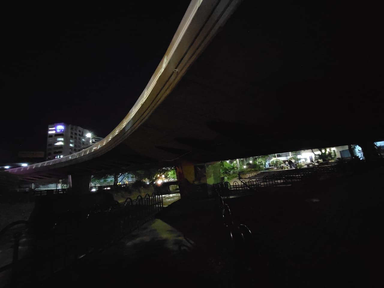 La comunidad pide a las autoridades restablecer la iluminación para garantizar la seguridad de residentes y turistas.