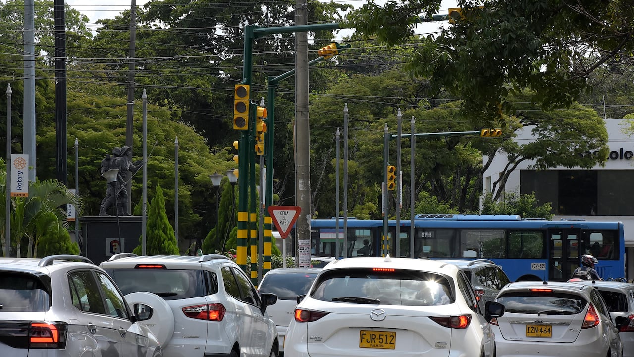 Desde este martes 13 de febrero, se implementa cierre a la izquierda en glorieta de Ciudad Jardín, La rotonda de Ciudad Jardín en la calle 16 con carrera 105 ha excedido su capacidad vehicular. Por eso desde la Secretaría de Movilidad adaptaron medidas que reduzcan los tiempos de desplazamiento de los ciudadanos.