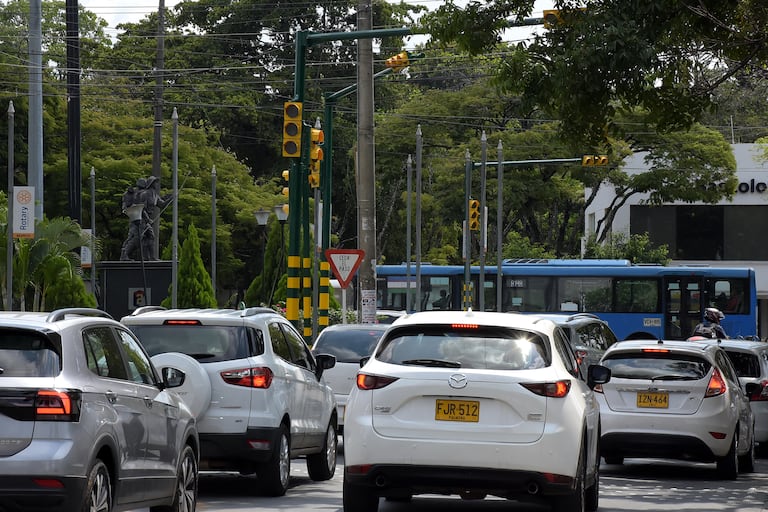 Desde este martes 13 de febrero, se implementa cierre a la izquierda en glorieta de Ciudad Jardín, La rotonda de Ciudad Jardín en la calle 16 con carrera 105 ha excedido su capacidad vehicular. Por eso desde la Secretaría de Movilidad adaptaron medidas que reduzcan los tiempos de desplazamiento de los ciudadanos.