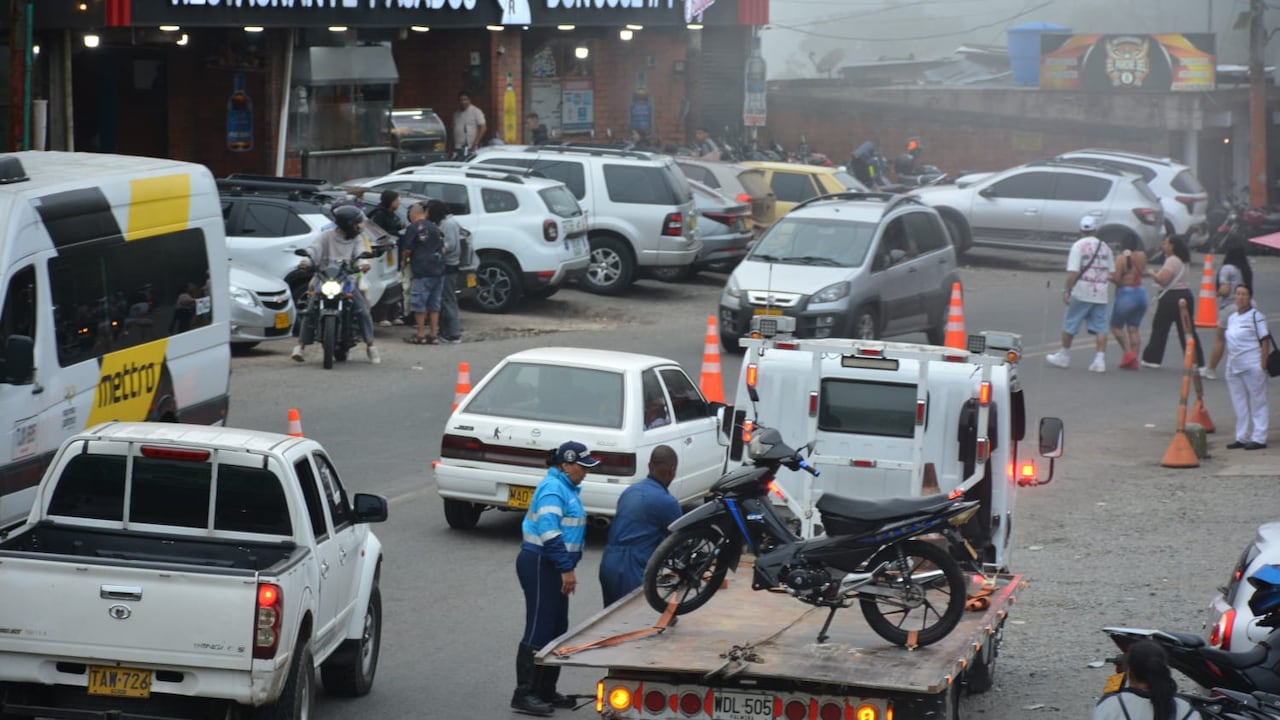 Plan retorno en Cali este lunes festivo 13 de julio. Tráfico, trancón, agente de tránsito, guardas. Kilómetro 18, Km 18, carros, vehículos.