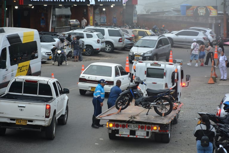 Plan retorno en Cali este lunes festivo 13 de julio. Tráfico, trancón, agente de tránsito, guardas. Kilómetro 18, Km 18, carros, vehículos.