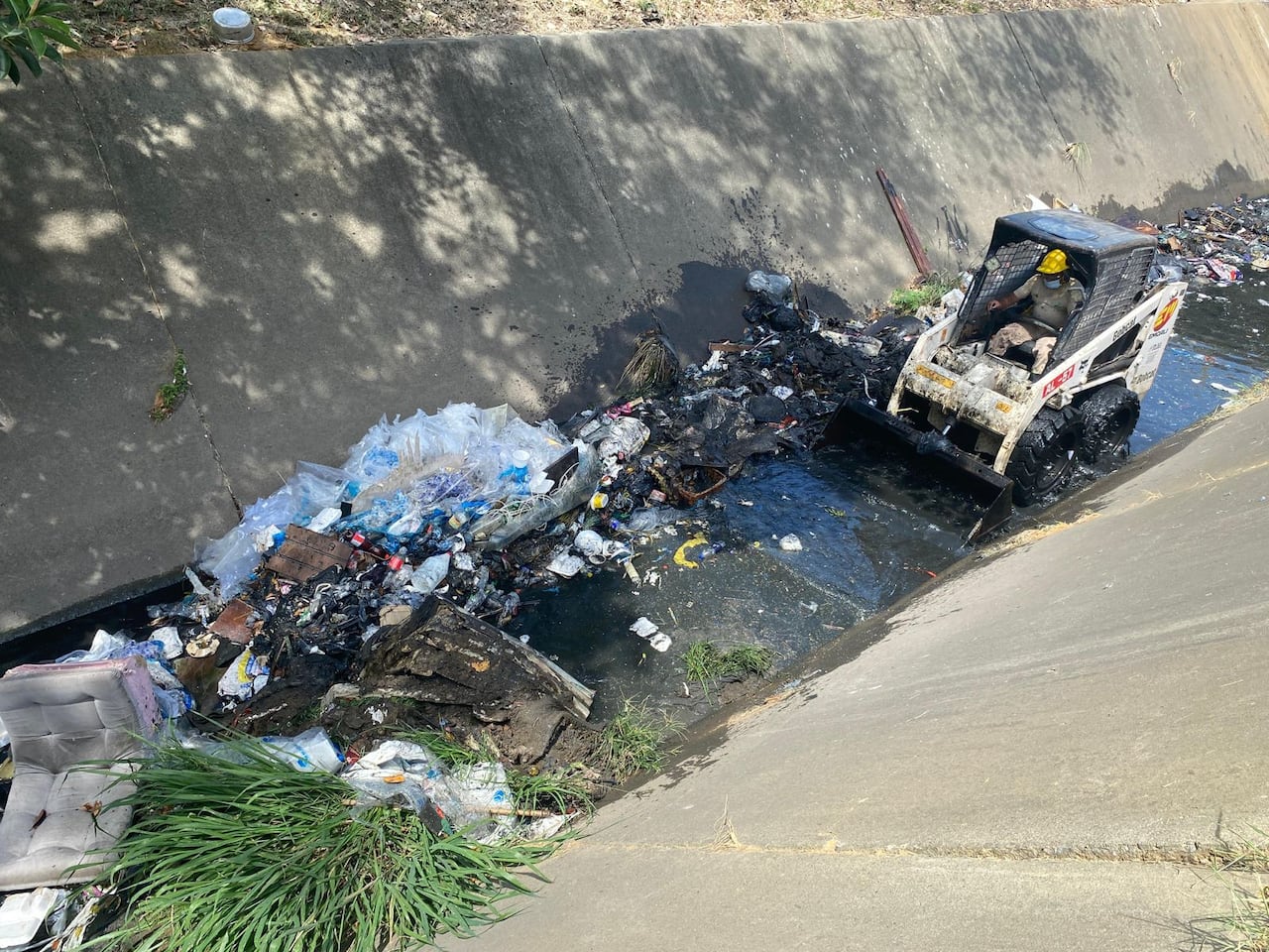 EMCALI retiró cerca de 85.000 toneladas de residuos del alcantarillado en el primer semestre de 2026.