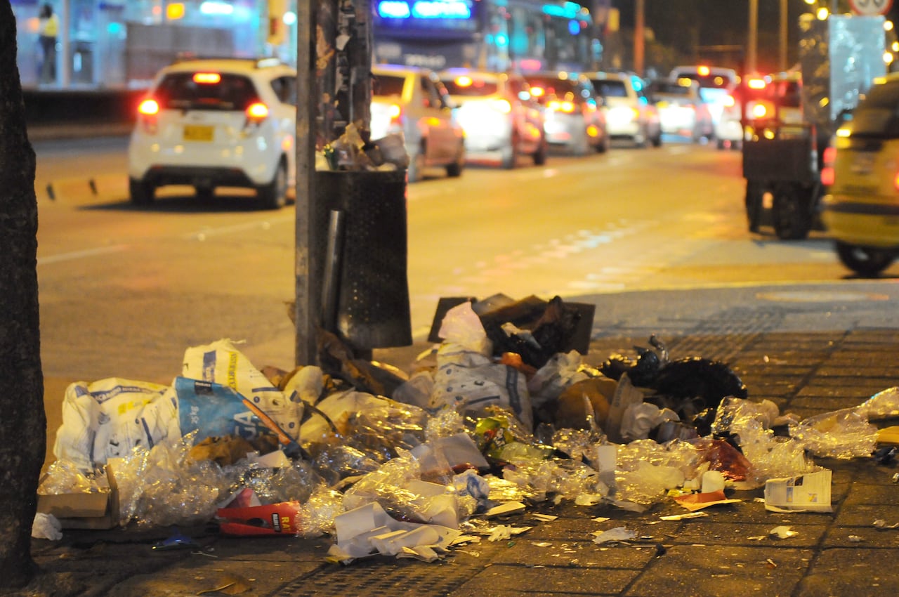 Cali: Ante la problemática del manejo de las basuras en ciudad, el alcalde genera gran polémica vía redes por el tema de la recolección de las basuras. foto José L Guzmán. El País, agosto 9-23.