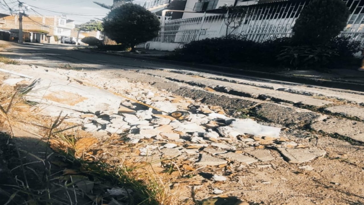 Habitantes de Prados de Oriente señalan los tramos donde se presentan hundimientos y levantamientos en la malla vial del barrio, una situación que, según la comunidad, afecta varias cuadras del sector.