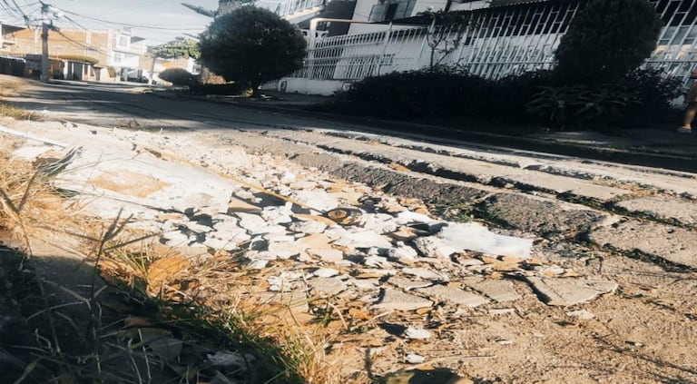 Habitantes de Prados de Oriente señalan los tramos donde se presentan hundimientos y levantamientos en la malla vial del barrio, una situación que, según la comunidad, afecta varias cuadras del sector.