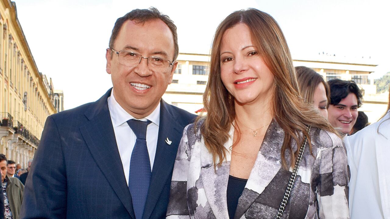 Alfonso Prada, ministro del Interior y hombre clave de Petro, junto a su esposa, Adriana Barragán.