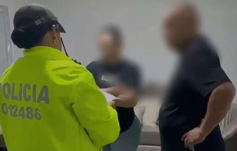 Momento de la captura en flagrancia de una persona señalada de participar en el tráfico local de estupefacientes en el municipio de Santander de Quilichao. El individuo fue puesto a disposición de la Fiscalía General de la Nación.