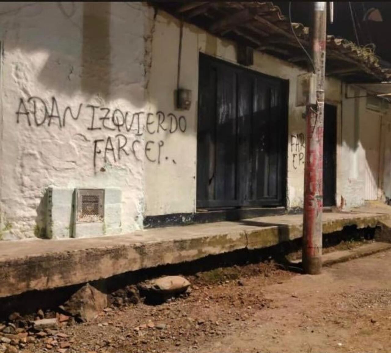 Grafitis de disidencias de las Farc aparecen en zonas rurales de Palmira y son removidos por el Ejército.