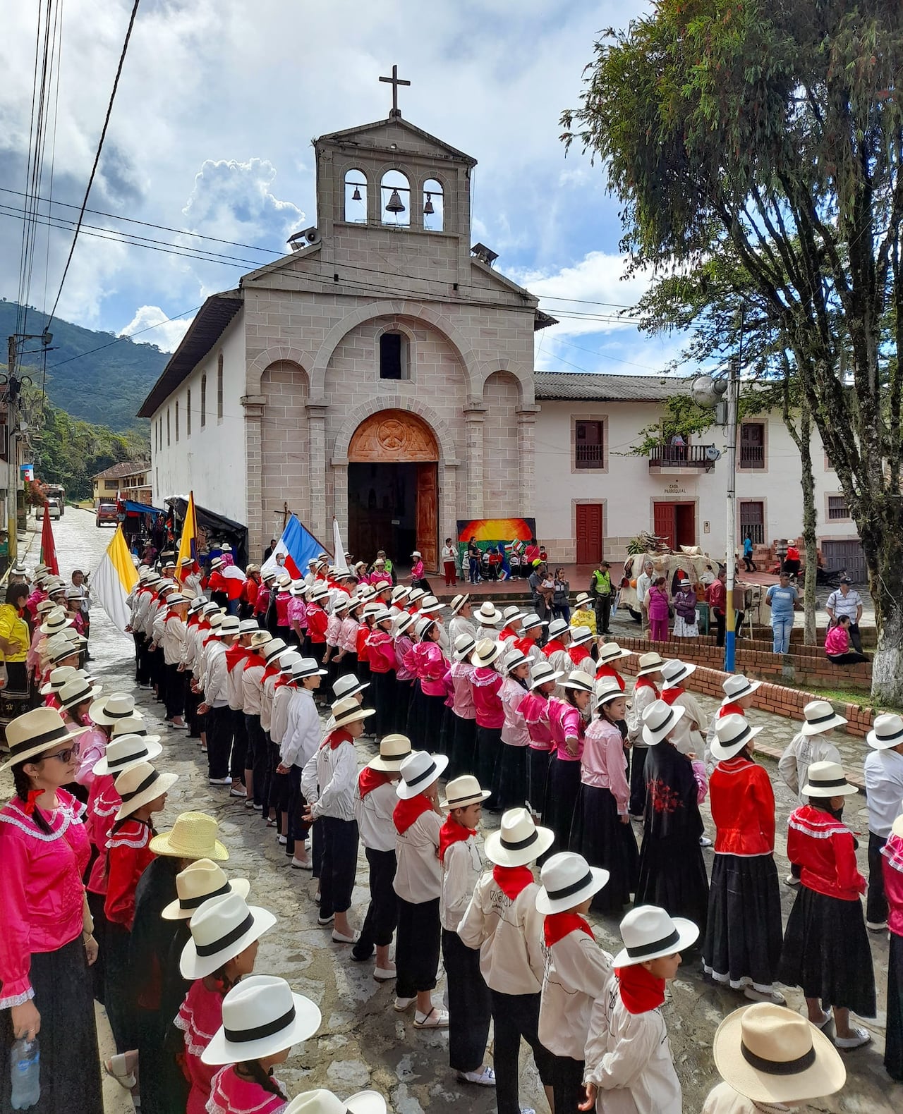 Se reconoce por su arquitectura colonial.
