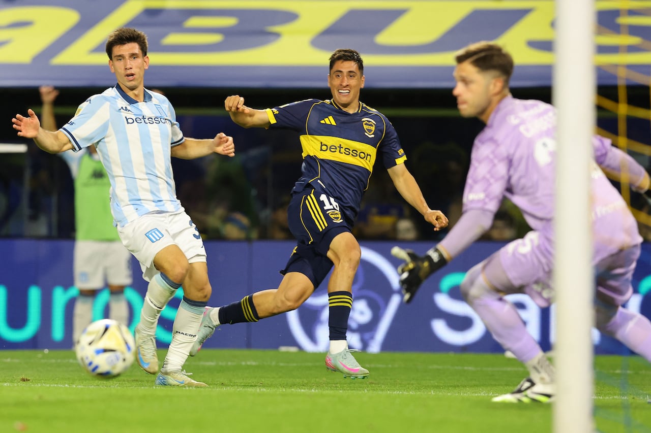 El delantero uruguayo de Boca Juniors #16 Miguel Merentiel (C) patea el balón pasando al defensor de Racing #34 Facundo Mura (L) y al portero #25 Facundo Cambeses durante el partido semifinal del Torneo Clausura 2025 de la Liga Argentina de Fútbol Profesional entre Boca Juniors y Racing en el Estadio La Bombonera de Buenos Aires el 7 de diciembre de 2025. (Foto de ALEJANDRO PAGNI / AFP)