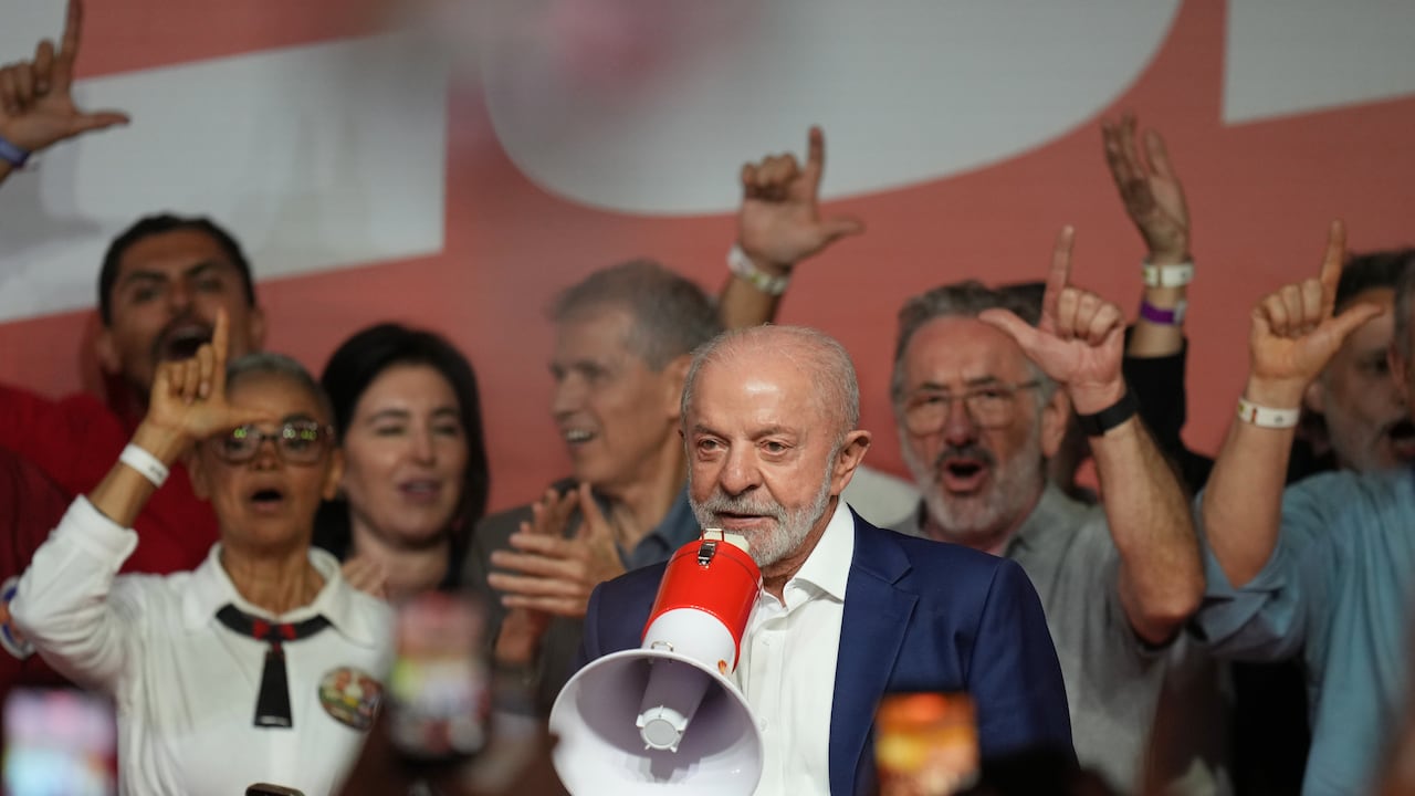 El presidente Luiz Inácio Lula da Silva, quien busca la reelección, se dirige a sus partidarios tras pasar a la segunda vuelta electoral.