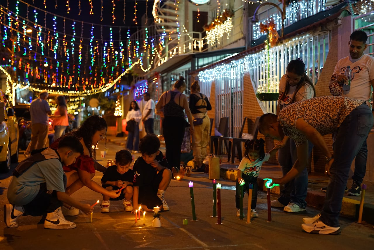 Los caleños prendieron velitas al lado de sus seres queridos y acataron, en su gran mayoría, la instrucción de las autoridades de no usar pólvora. Se espera que hoy la Alcaldía entregué un balance de personas afectadas por estos elementos.