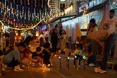 Los caleños prendieron velitas al lado de sus seres queridos y acataron, en su gran mayoría, la instrucción de las autoridades de no usar pólvora. Se espera que hoy la Alcaldía entregué un balance de personas afectadas por estos elementos.