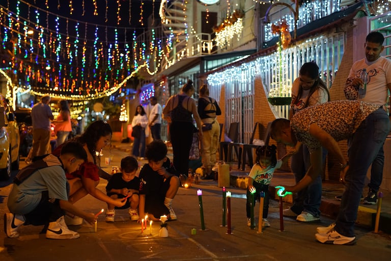 Los caleños prendieron velitas al lado de sus seres queridos y acataron, en su gran mayoría, la instrucción de las autoridades de no usar pólvora. Se espera que hoy la Alcaldía entregué un balance de personas afectadas por estos elementos.