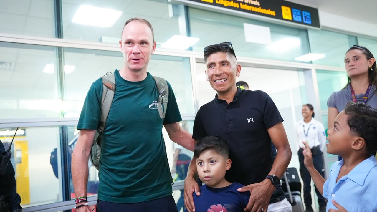 Christopher Froome (izq.) llega a Cartagena para el Gran Fondo de Nairo Quintana 2026.
