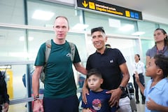 Christopher Froome (izq.) llega a Cartagena para el Gran Fondo de Nairo Quintana 2026.
