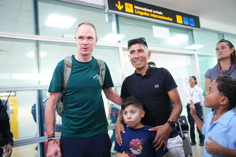 Christopher Froome (izq.) llega a Cartagena para el Gran Fondo de Nairo Quintana 2026.