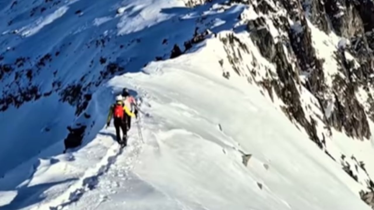 Equipos de rescate de la Guardia Civil desplegaron helicópteros y personal especializado para atender la emergencia.