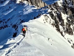 Equipos de rescate de la Guardia Civil desplegaron helicópteros y personal especializado para atender la emergencia.