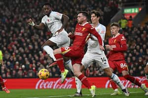 Robertson lucha por controlar el esférico en medio de los jugadores del Aston Villa.