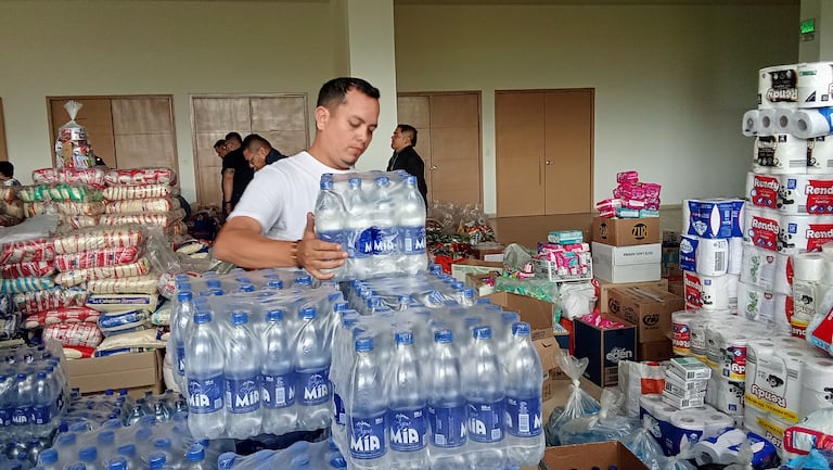 La Policía Nacional se sumó a la iniciativa y trabaja en la articulación logística para garantizar que las ayudas lleguen a las zonas donde existen familias que aún no han recibido asistencia.