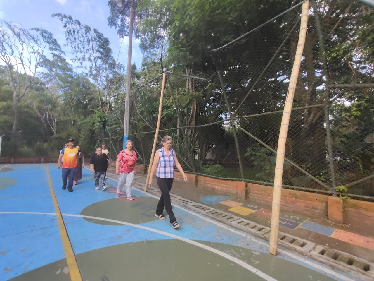 Los integrantes del grupo 'Caminantes' aseguran que las condiciones de la cancha han limitado el desarrollo normal de sus actividades físicas y recreativas.