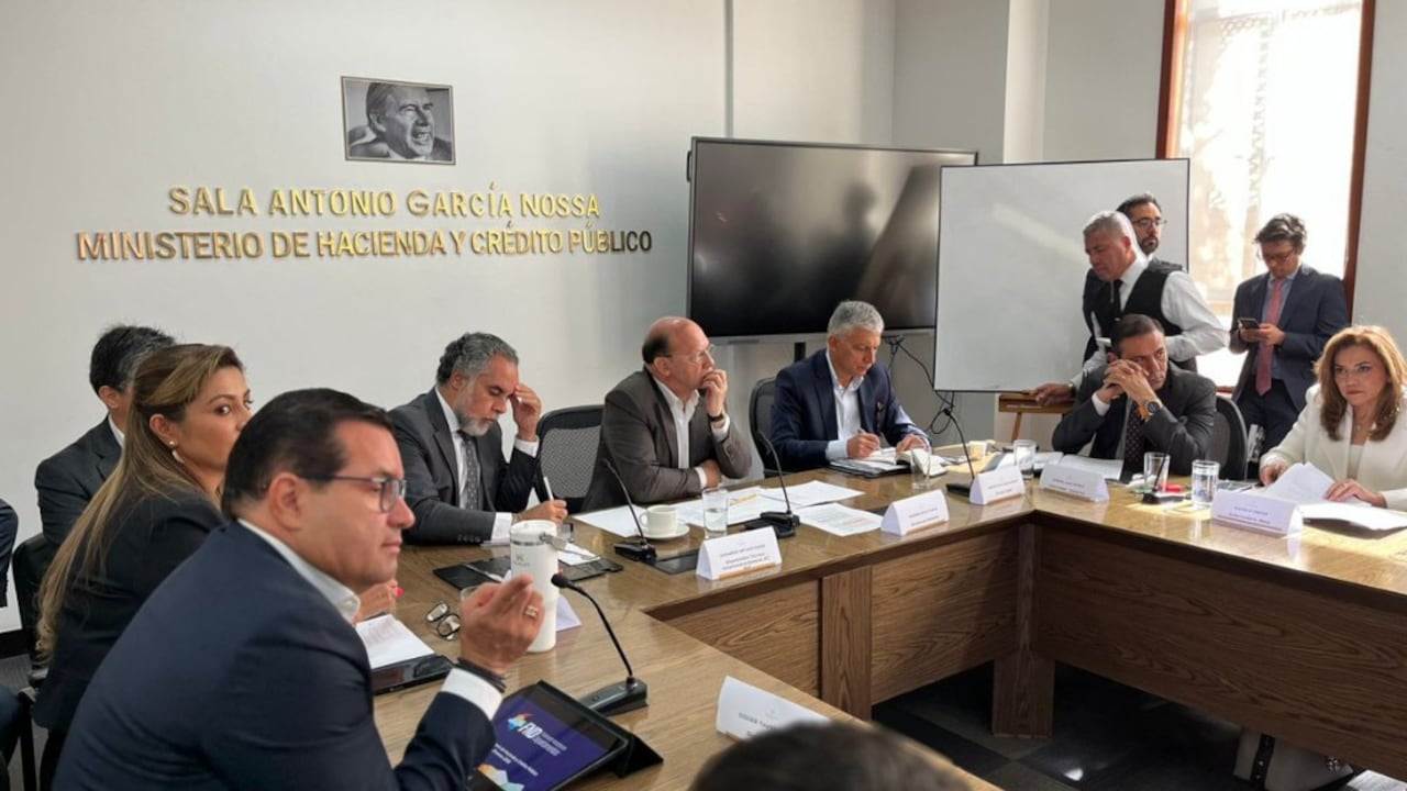 Gobernadores del país se reúnen con el Ministerio de Hacienda para hablar sobre la emergencia económica.