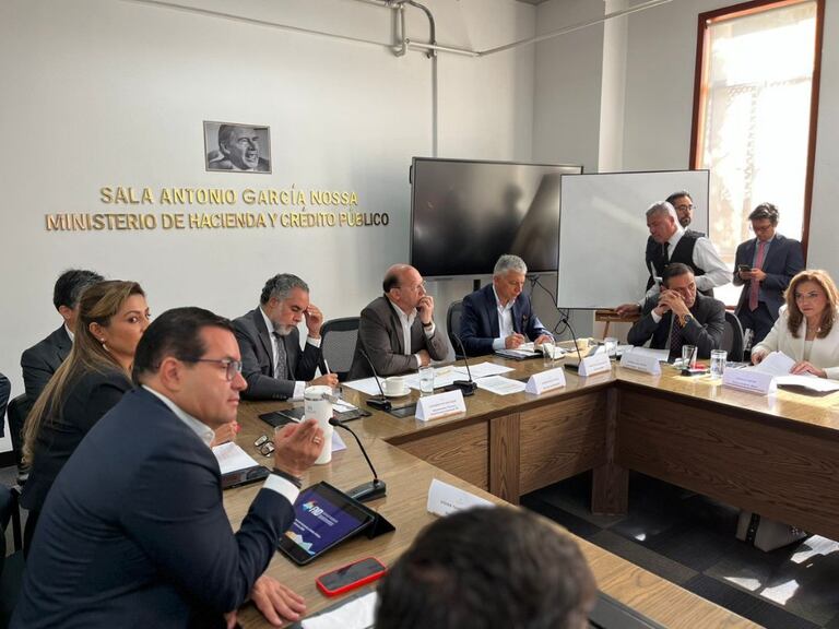 Gobernadores del país se reúnen con el Ministerio de Hacienda para hablar sobre la emergencia económica.