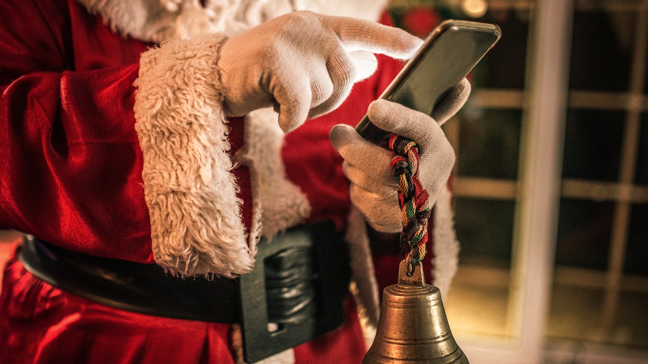 Para aquellos que desean personalizar sus mensajes con stickers navideños, se les invita a explorar la galería de stickers de WhatsApp.