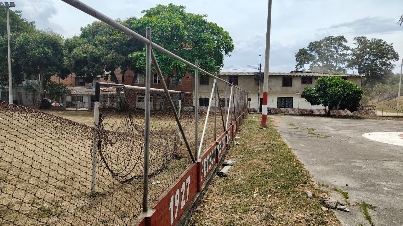 La comunidad afirma que las obras anunciadas para la cancha La Inmaculada permanecieron aplazadas durante varios meses.