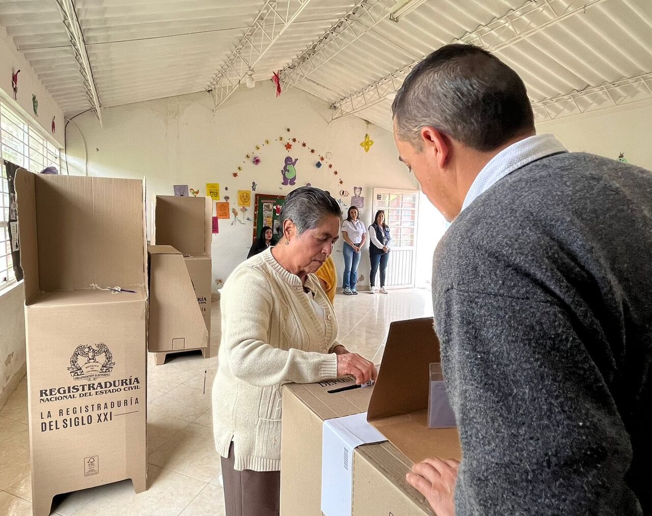 Votación de las consultas populares e interpartidistas.