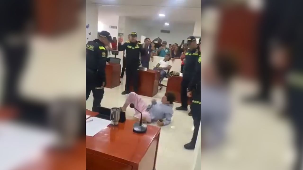 En un momento, se observa al concejal Olano en el piso.