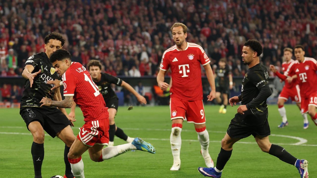 El delantero colombiano del Bayern de Múnich, Luis Díaz (segundo por la izquierda), y el defensa brasileño del Paris Saint-Germain, Marquinhos (izq.), disputan el balón durante el partido de vuelta de las semifinales de la Liga de Campeones de la UEFA entre el FC Bayern de Múnich y el Paris Saint-Germain (PSG) en Múnich, al sur de Alemania, el 6 de mayo de 2026. (Foto de Odd ANDERSEN / AFP)
