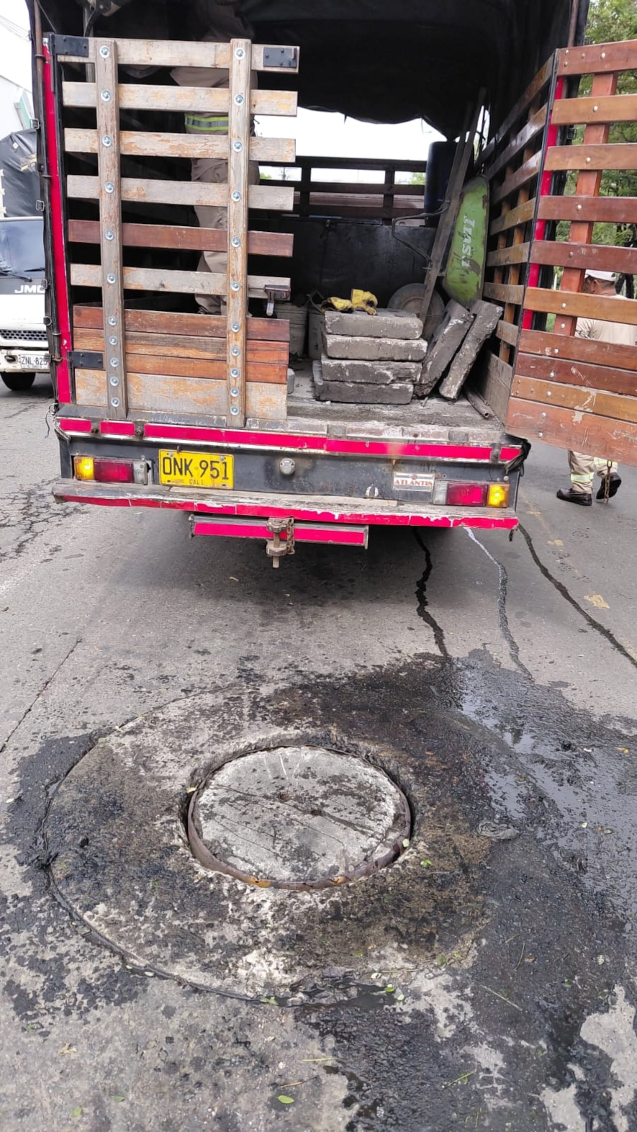 Así quedó la tapa de alcantarilla que fue repuesta por Emcali en la Carrera 125.
